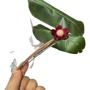 Barrette à cheveux fleur rouge élégante avec perle centrale sur pince bec de canard en métal