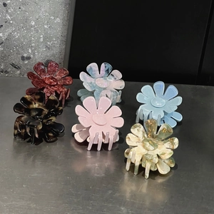 Set di sei mollette per capelli a fiore in acetato colorato con finiture marmorizzate