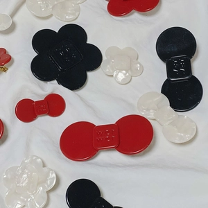 Détails macro des pinces à cheveux fleurs nacrées et accessoires nœuds avec gravure