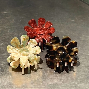 Set di tre mollette per capelli a fiore in acetato con motivi marmo e tartaruga