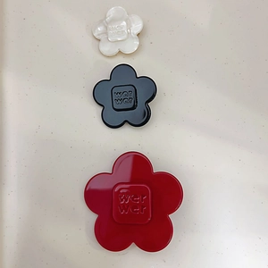 Set de pinces à cheveux fleurs en résine rouge, noire et blanche avec lettrage wer