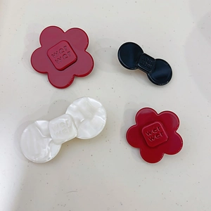 Ensemble de pinces à cheveux avec fleurs rouges et nœuds en noir et blanc marbré