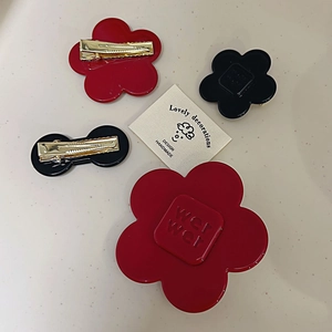 Détails des barrettes fleurs avec gravure wer et pinces bec de canard en métal doré