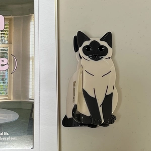 Vista dettagliata di una pinza per capelli a gatto siamese in acetato bianco e nero
