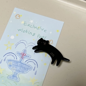 Détail d'une pince à cheveux chat noir avec détails dorés et marquage France Handmade
