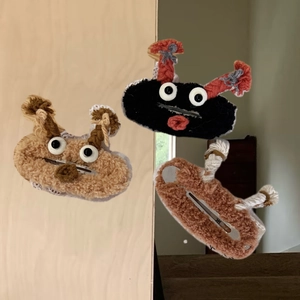 Gros plan de barrettes à cheveux en peluche avec de grands yeux et un design mignon de monstre