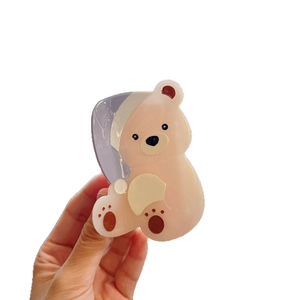 Simpatica pinza per capelli a forma di orso in acetato beige con cappuccio viola