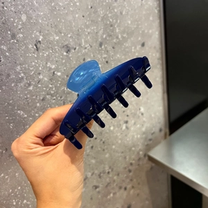 Detail der blau verlaufenden Haarklammer aus Acetat mit glänzendem Finish und dichten Zinken