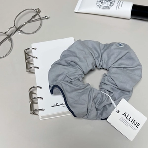 Elastico scrunchie classico grigio stile inglese con bordo blu e un bottone