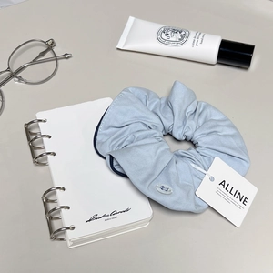Elastico per capelli celeste in stile classico inglese con bordi blu scuro e tessuto