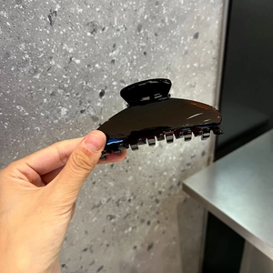 Glänzende schwarze Haarklammer aus Acetat mit elegantem, geschwungenem Design