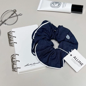 Classico elastico per capelli blu navy con bordino bianco per uno stile accademico inglese