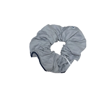 Elastico per capelli grigio in stile British con bordo a contrasto e bottone con cane