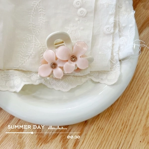 Molla per capelli in acetato con petali rosa e strass su pizzo bianco ed elegante