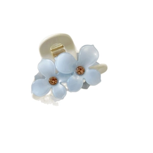 Pinza per capelli floreale in acetato con petali azzurri e accenti di strass brillanti