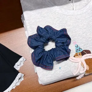 Scrunchie in Tessuto Stile Denim Coreano per Donna Elastico per Capelli Blu Scuro Con Impunture a Contrasto Rosse Accessori per Capelli Increspati