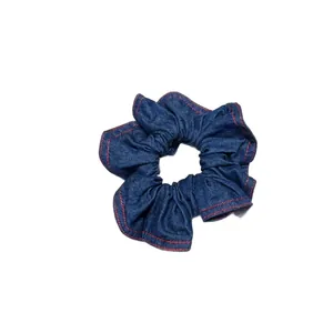 Elastico scrunchie vintage in denim blu con cuciture rosse per accessori capelli moda