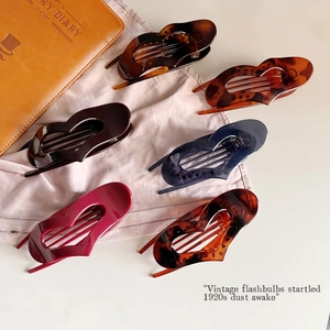 Minimalist heart-shaped claw hair clips in various tortoise and solid colors for women