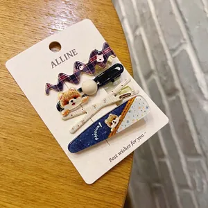 Set di quattro fermagli per capelli con cani, perle e motivi floreali su cartoncino