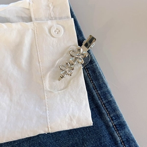 Fermaglio per capelli floreale in metallo argento con strass su denim e tessuto bianco