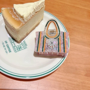 Pinza para el pelo de acetato rosa con diseño de perrito sobre un plato de cerámica