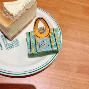 Pinza de pelo de acetato efecto mármol verde con diseño de perrito y asa de color amarillo