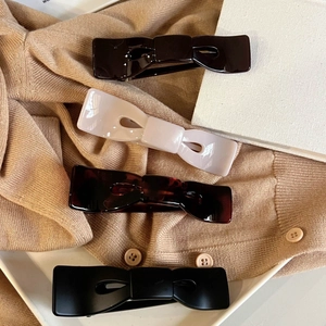 Set mit vier Haarklammern in Kaffee, Creme, Schildpatt und Mattschwarz für Damen