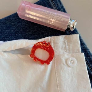 Lindo broche de cangrejo naranja de resina sobre tela con un fondo de estilo fresco