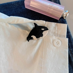 Lindo clip para el pelo de ballena orca en blanco y negro usado como accesorio decorativo
