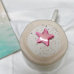 Pince à cheveux étoile de mer rose scintillante avec thème océanique sur fond blanc