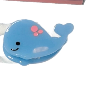 Lindo clip de pelo de ballena azul cielo con lunares rosas y diseño de corazón
