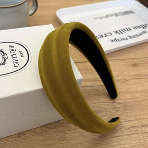 Detail of velvet padded headband with non-slip lining for extra volume hairstyle