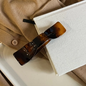 Nahaufnahme einer Haarklammer mit Schildpatt-Muster und bernsteinfarbener Textur