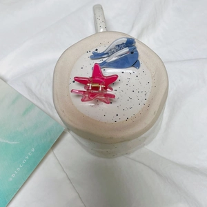 Vue détaillée des pinces à cheveux en acétate dauphin bleu et étoile de mer rose