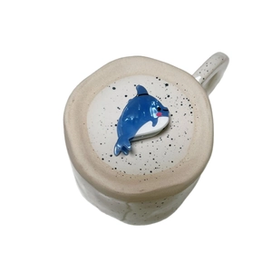 Mug minimaliste en céramique avec couvercle, figurine de dauphin et motif taches d'encre