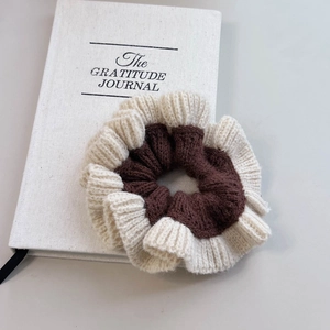 Chouchou tricoté bicolore en beige et marron foncé avec texture côtelée pour les femmes