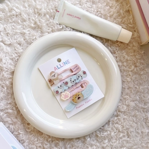 Set di fermagli per capelli con gatti e orsetti dai colori pastello e fiocchi su cartoncino