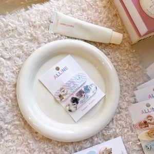 Set di fermagli per capelli con gatti e cani e illustrazioni su carta da esposizione