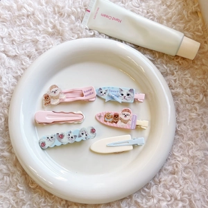 Dettaglio del set di 6 fermagli per capelli con gatti e cani in tonalità pastello