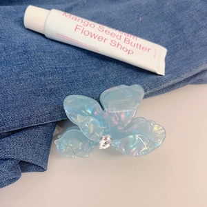Details der blauen irisierenden Blumen-Haarklammer aus Acetat mit Strass-Verzierung