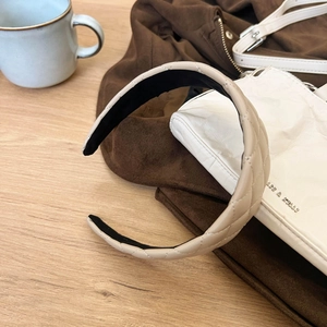 Elegante cerchietto in pelle PU trapuntata beige con classico motivo a quadri francese