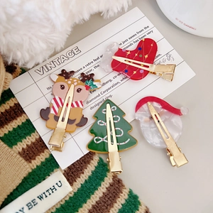 Detailsicht festlicher Weihnachts-Haarspangen mit Rentier und Baum auf Vintage-Karte