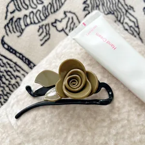 Pince à cheveux élégante en forme de rose vert olive avec finition mate rétro
