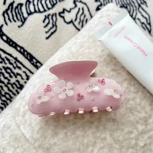 Pince à cheveux rose en acétate avec fleurs, papillons et strass sur tissu doux