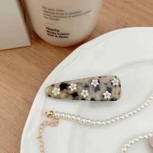 Fermaglio per capelli in acetato con fiori bianchi e motivo tartarugato vintage