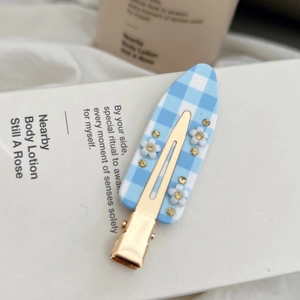 Blau-weiß karierte Entenschnabel-Haarspange mit Blumenakzenten und goldenem Metallfinish
