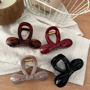 Pinces à cheveux nœud de 8 cm élégantes en écaille et rouge foncé sur tissu blanc