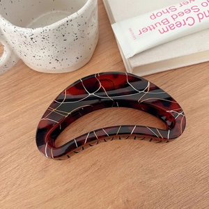 Pince à cheveux élégante en écaille de tortue avec lignes dorées pour coiffure chic