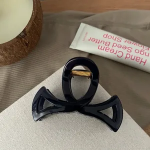 Détail d'une pince à cheveux de 8,5 cm avec finition brillante et ressort en métal doré