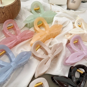 Vue détaillée de pinces à cheveux papillon de 11,5 cm aux diverses couleurs macaron